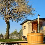 Nature Getaway With Wooden Soaking Hot Tub