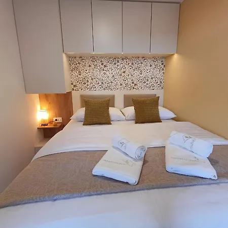 Nature Getaway With Private Sauna, Wooden Soaking Hot Tub & Champagne Welcome * Nova Vas (Bloke)